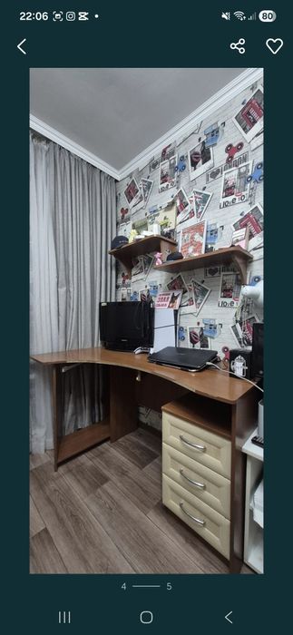 Угловой стол с тумбочкой и полкой