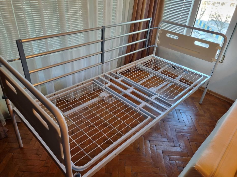 Механично болнично легло със странична преграда.