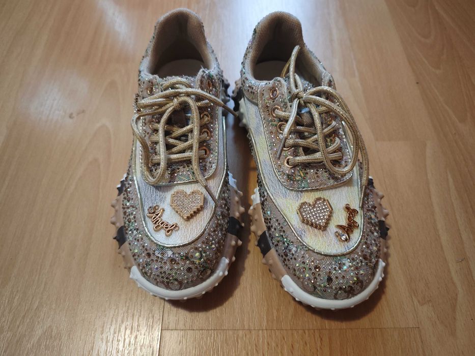 Нови маратонки златото с камъни