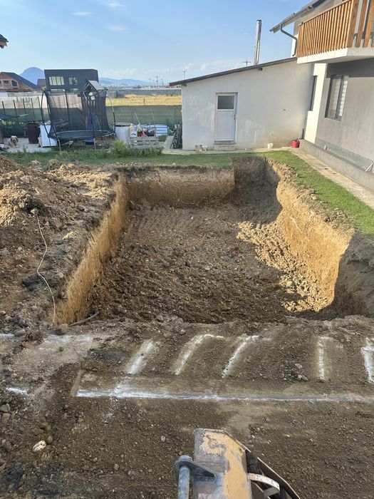 Inchiriez buldoexcavator si camioneta 7,5 t