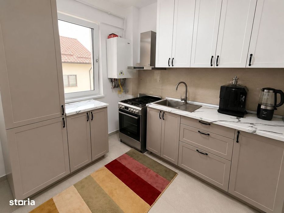 Apartament 3 camere, balcon, debara si loc de parcare privat.