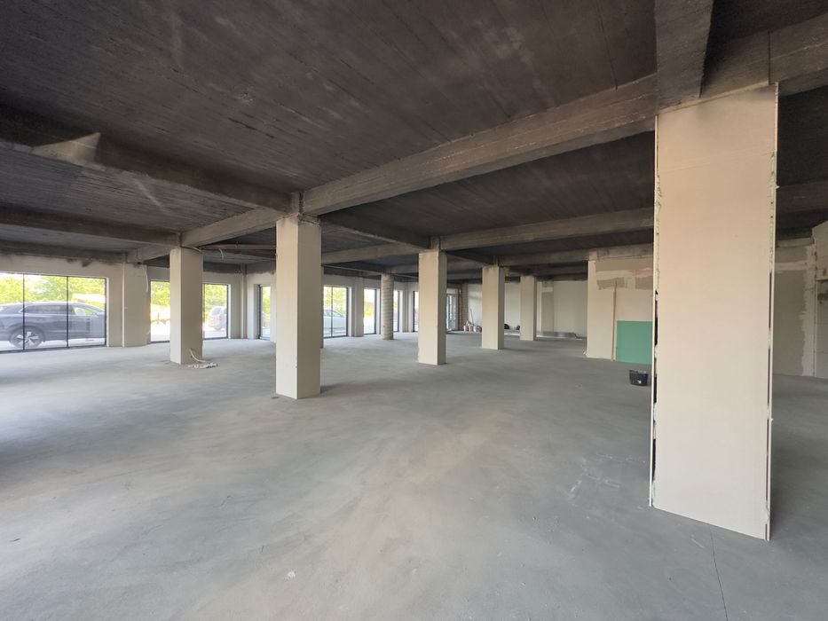 De inchiriat doua spatii comerciale in Suceava str Traian Vuia 224mp si 327mp