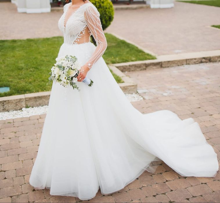 Vând rochie stil prințesa.
Rochia este curăța