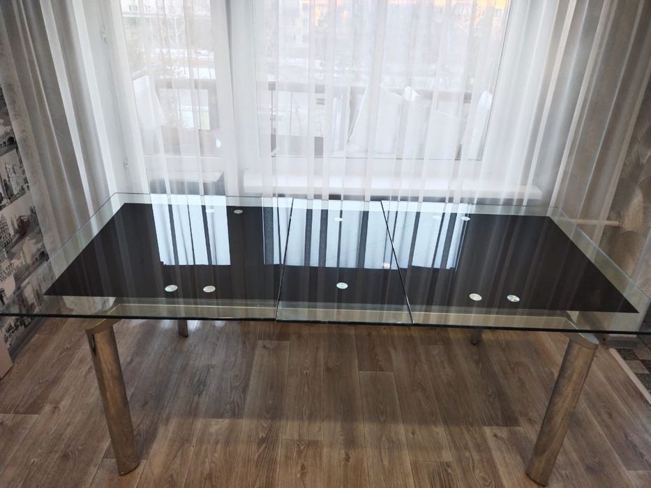 Продам стеклянный стол