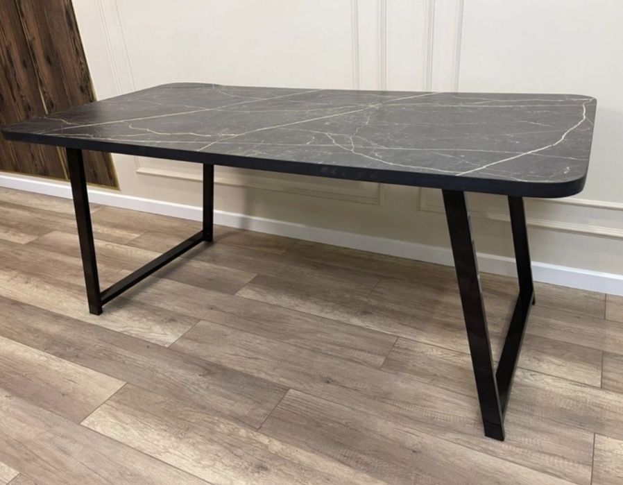 Стол со стульями