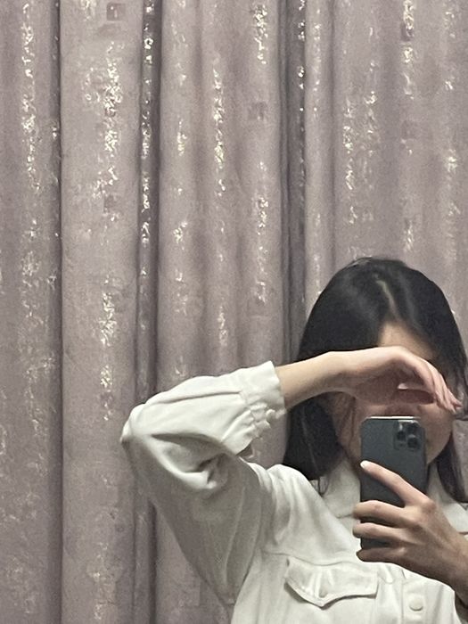 Белая верхняя джинсовая одежда.