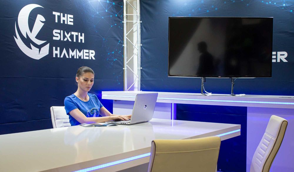 Масивна и стилна маркова маса + столове за изложения - бял цвят