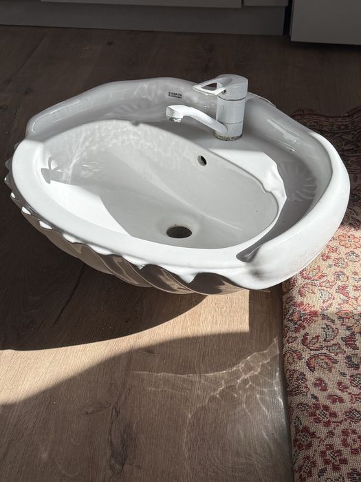 Раковина с ножкой