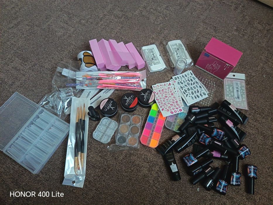 vând produse de unghii, totul este nou  preț 180 de lei