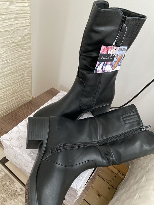Дамски кожени ботуши с ток