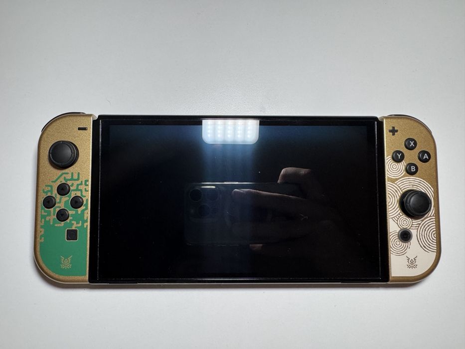 Nintendo Switch OLED Zelda Edition + Pro Controller
