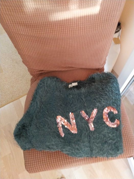 Зелена,мека,дамска блуза в тъмо зелено!