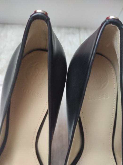 Обувки GUESS с висок ток