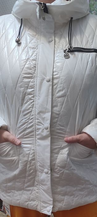Продам куртки белые