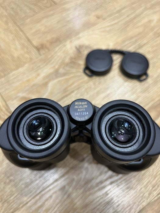 Бинокль Nikon 10x42