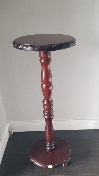 Piedestal vechi din lemn masiv