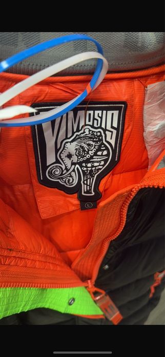 Яркий пуховик фирменный