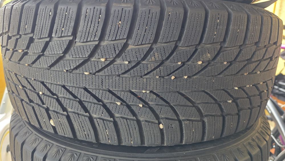 Set 4 pneuri iarna 225 50 R17 - Nokian si Kumho