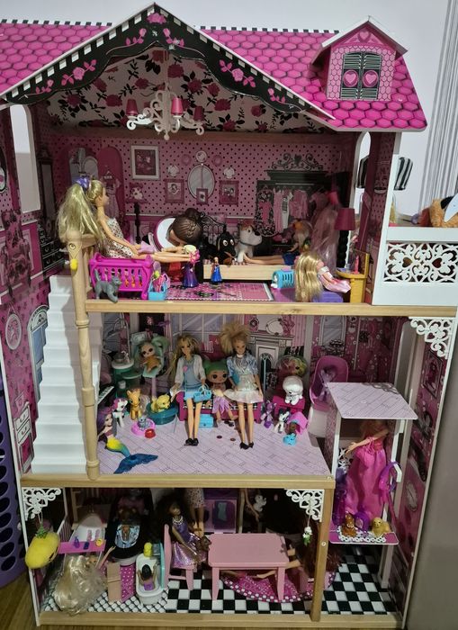 Vând casa de papusi