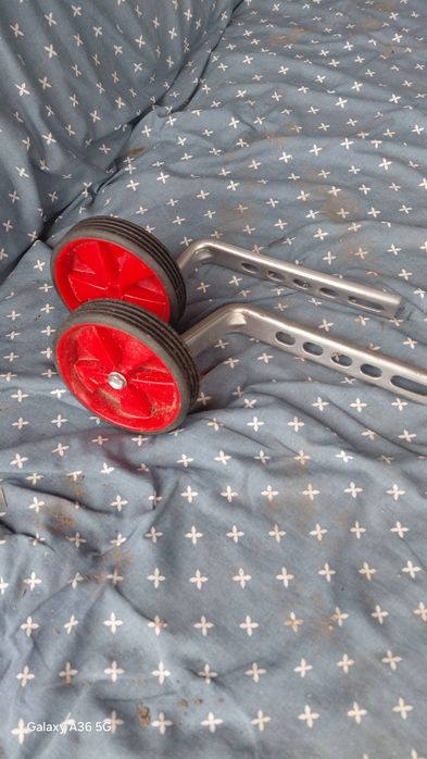 Vând roți ajutătoare pentru bicicletă