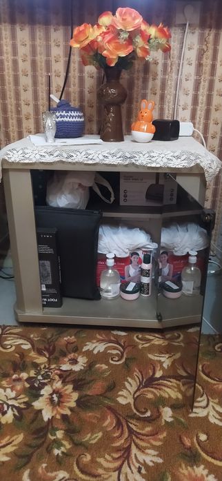 Продается стол для телевизора.