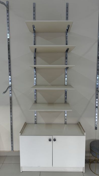 Мебель для магазина одежды