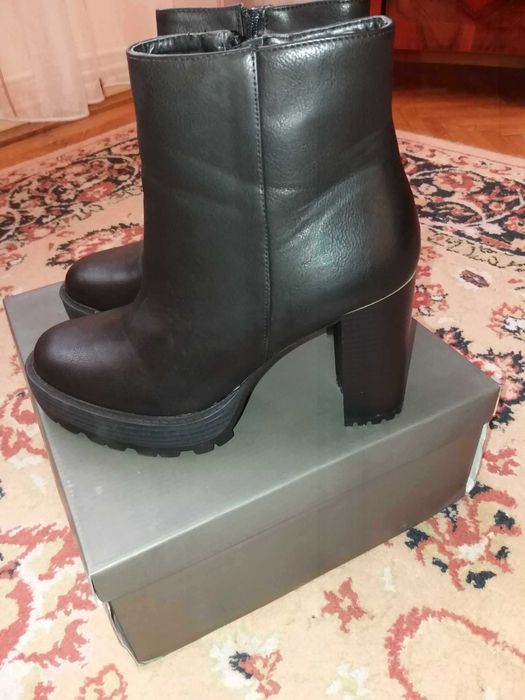 Botine cu toc și platformă