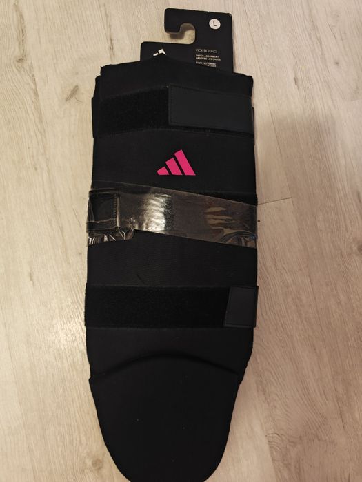 Protecții tibie Kickboxing / MMA Adidas – Noi cu etichetă (Mărimea L)