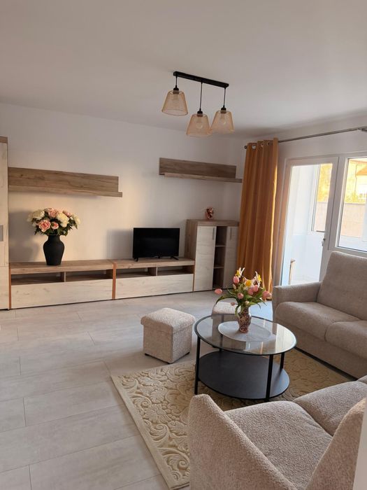 Apartament Central (Piata Mica), 3 camere decomandate, 2 balcoane, centrala proprie, etaj 1