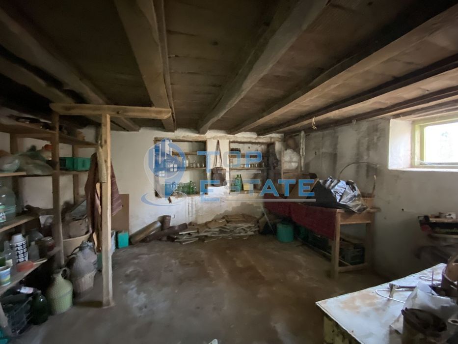 Едноетажна тухлена къща в близост до центъра на с. Патреш, област Вел