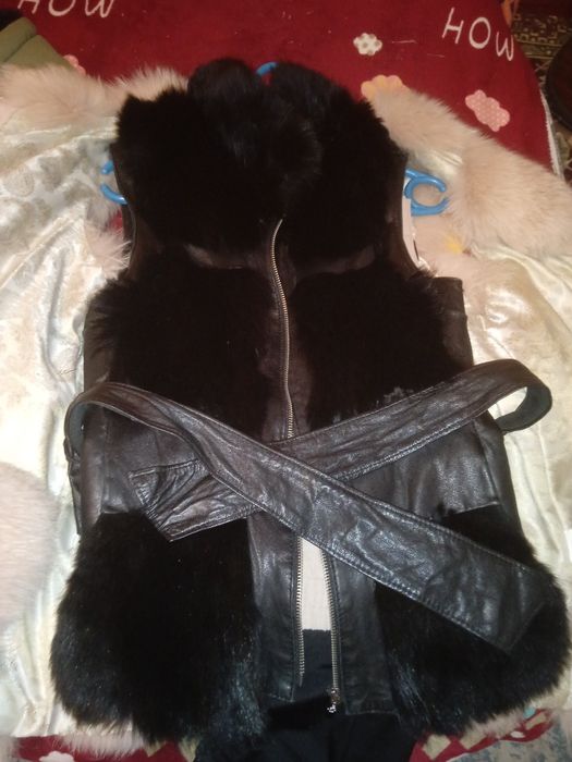 Песцовая и кожаная женская желетка