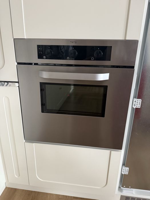 Продам духовку Zanussi