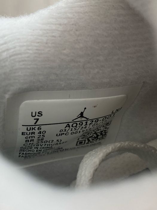 Jordan 4 Retro Frozen Moments 40