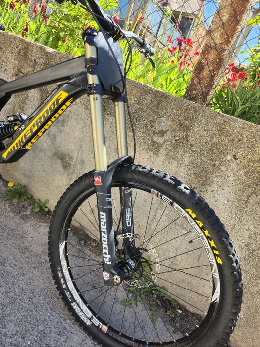 Nukeproof Pulse 27.5 Downhill висок клас Marzocchi вилка, Cane Creek Shox, 1x11 Zee Shimano