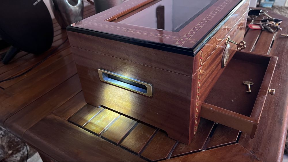 Humidor Trabucuri cu capac de sticla.