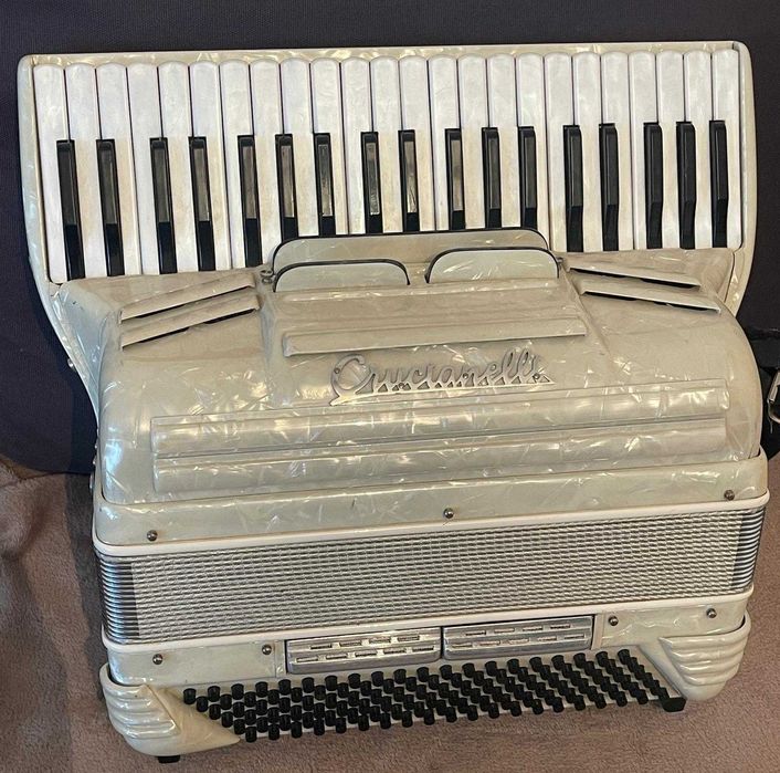 Acordeon Crucianelli 120 basi foarte ușor | claviatura mai îngustă