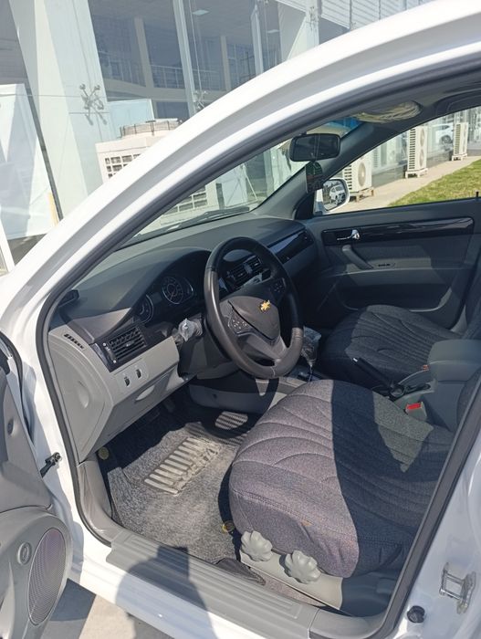 Jentra sotiladi bir qul minilgan moshin.