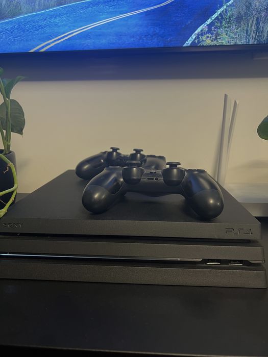 Ps 4 Pro 1TB + 2 controllere