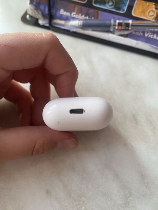 Продам но ушник. Эйрпотс  Airpods