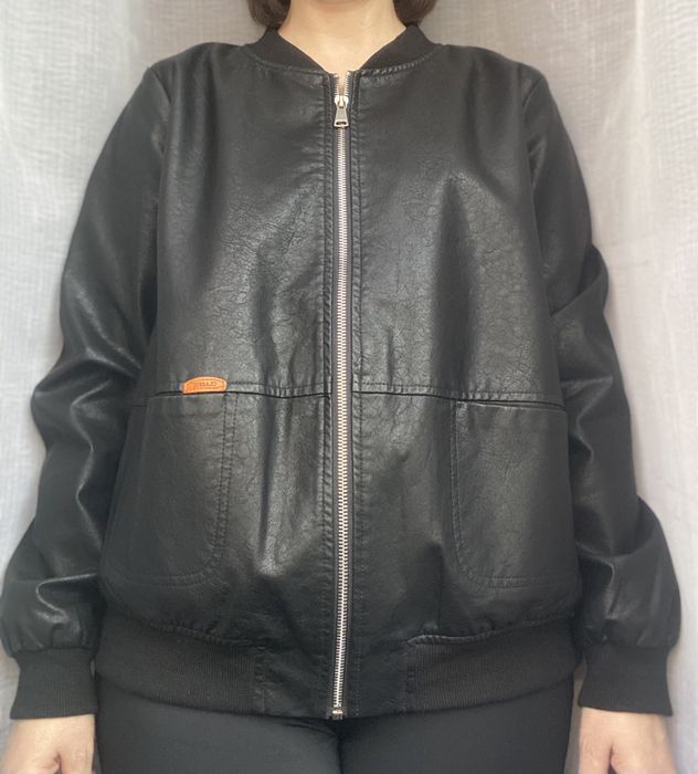 Бомбер из эко кожи на молнии