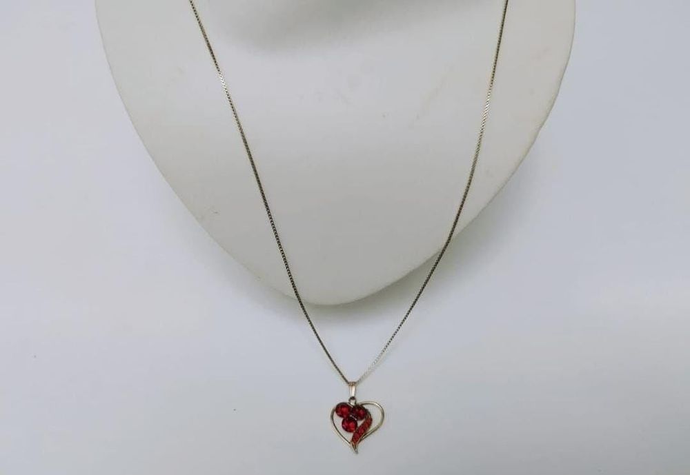 Vechi colier lant cu pandantiv inima si pietre rosii