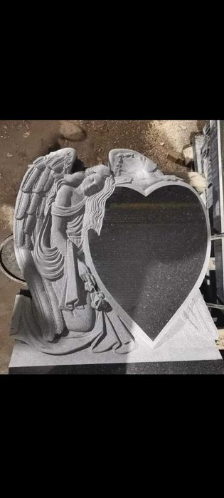 Памятники на кладбище