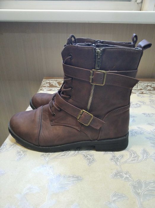 Сапоги, ботинки (размер 38).