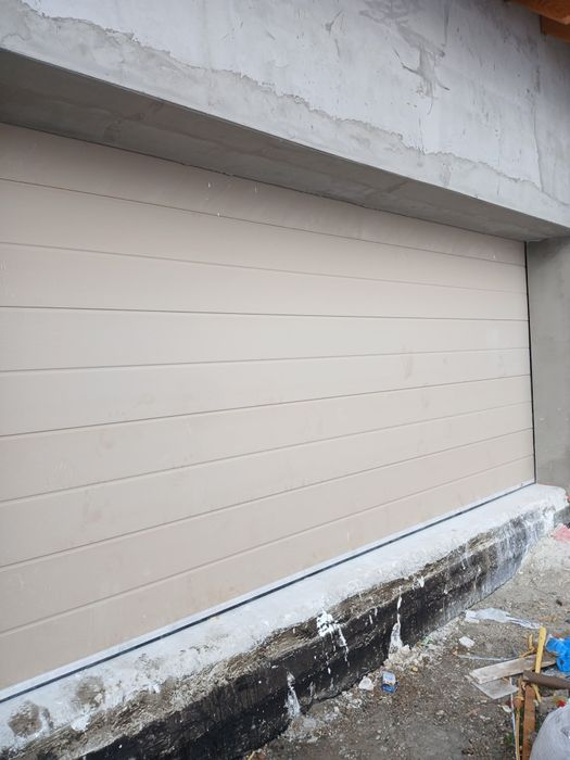 Ușa de garaj profesionala / uși de garaj/ culoare deosebita