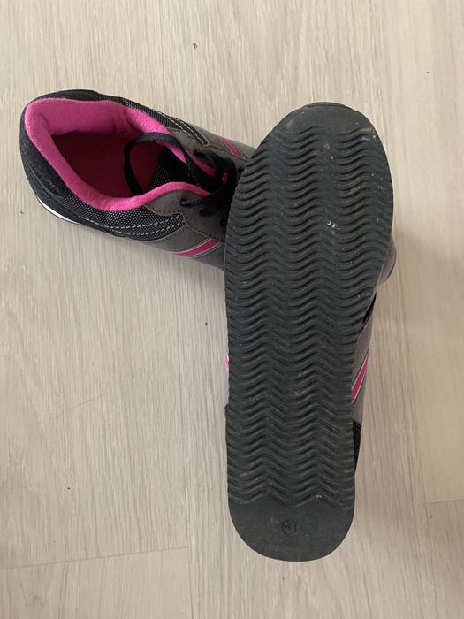 Vand adidasi (41) pentru dama.