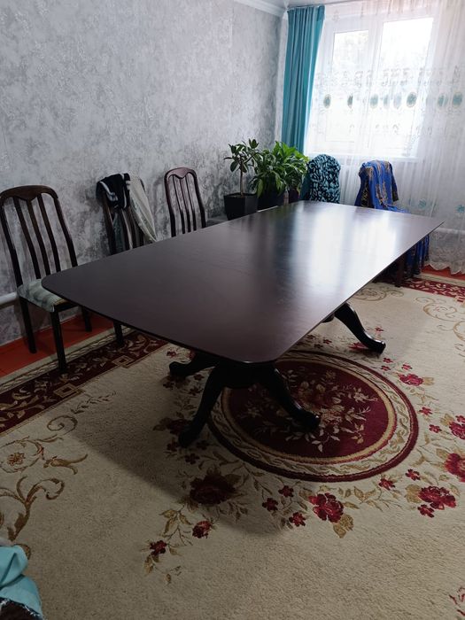 Продам стол  в хорошем состоянии Малайзия