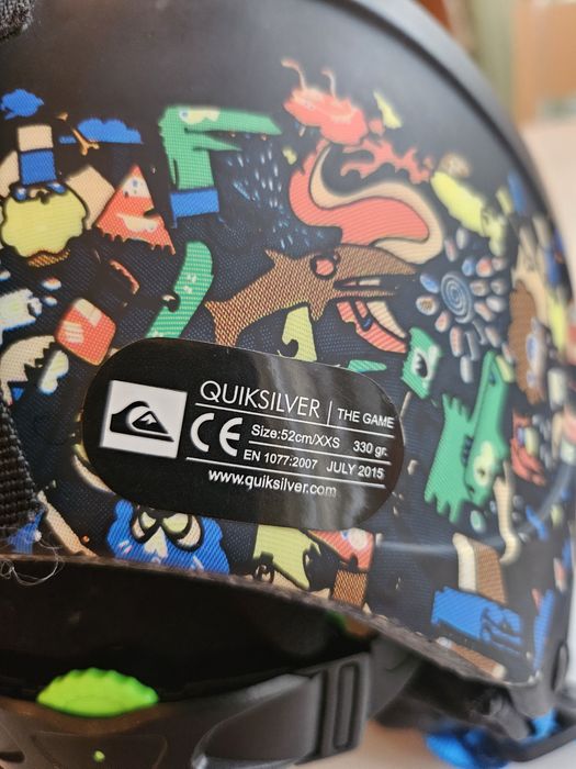 Комлект детска каска Quiksilver и маска Uvex за ски или сноуборд.