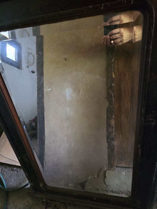 Vand oglindă veche cu rama din stejar. din stejar.