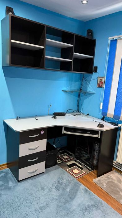 Birou si raft pentru carti