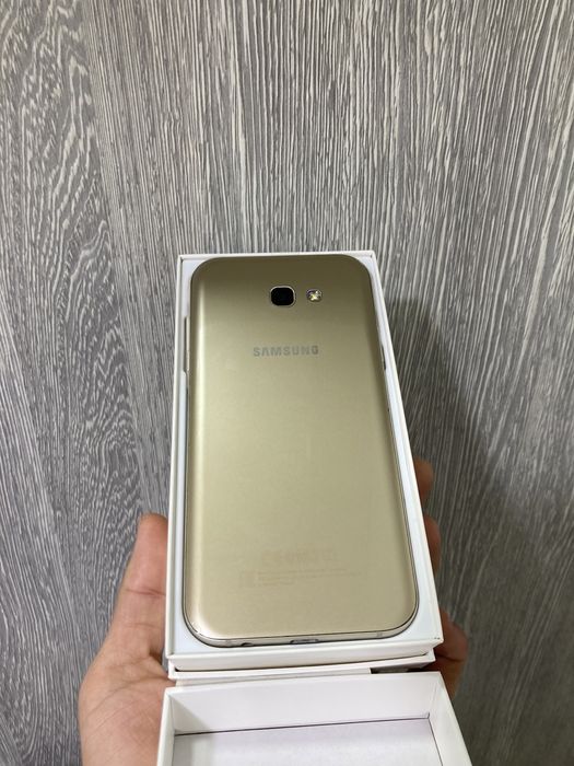 Samsung A7 17 32GB.   .